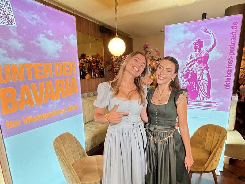Moderatorin mit Vroni Sbrizzai, Wiesn-Playmate 2024