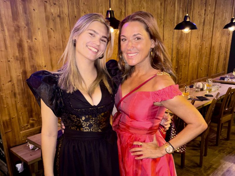 Moderatorin mit Simone Balalck