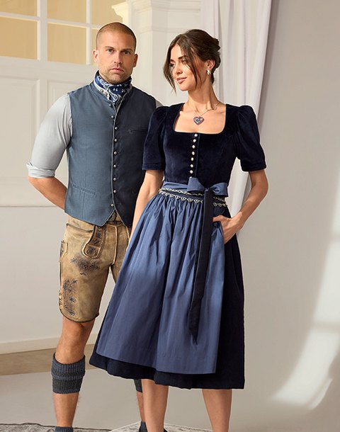 Paar in Dirndl Lucia und passender Weste aus der Kollektion Oktoberfest München x Angermaier